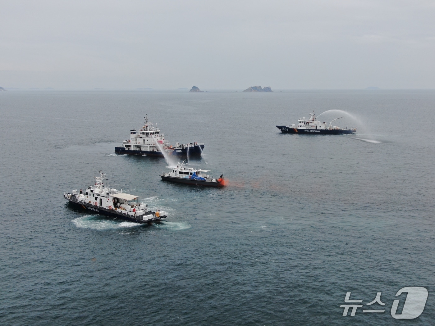 태안해경과 32보병사단이 24일 신진항 인근 해상에서 항만 침투 대비 합동 방호 훈련을 실시하고 있다. (태안해경 제공, 재판매 및 DB금지) / 뉴스1