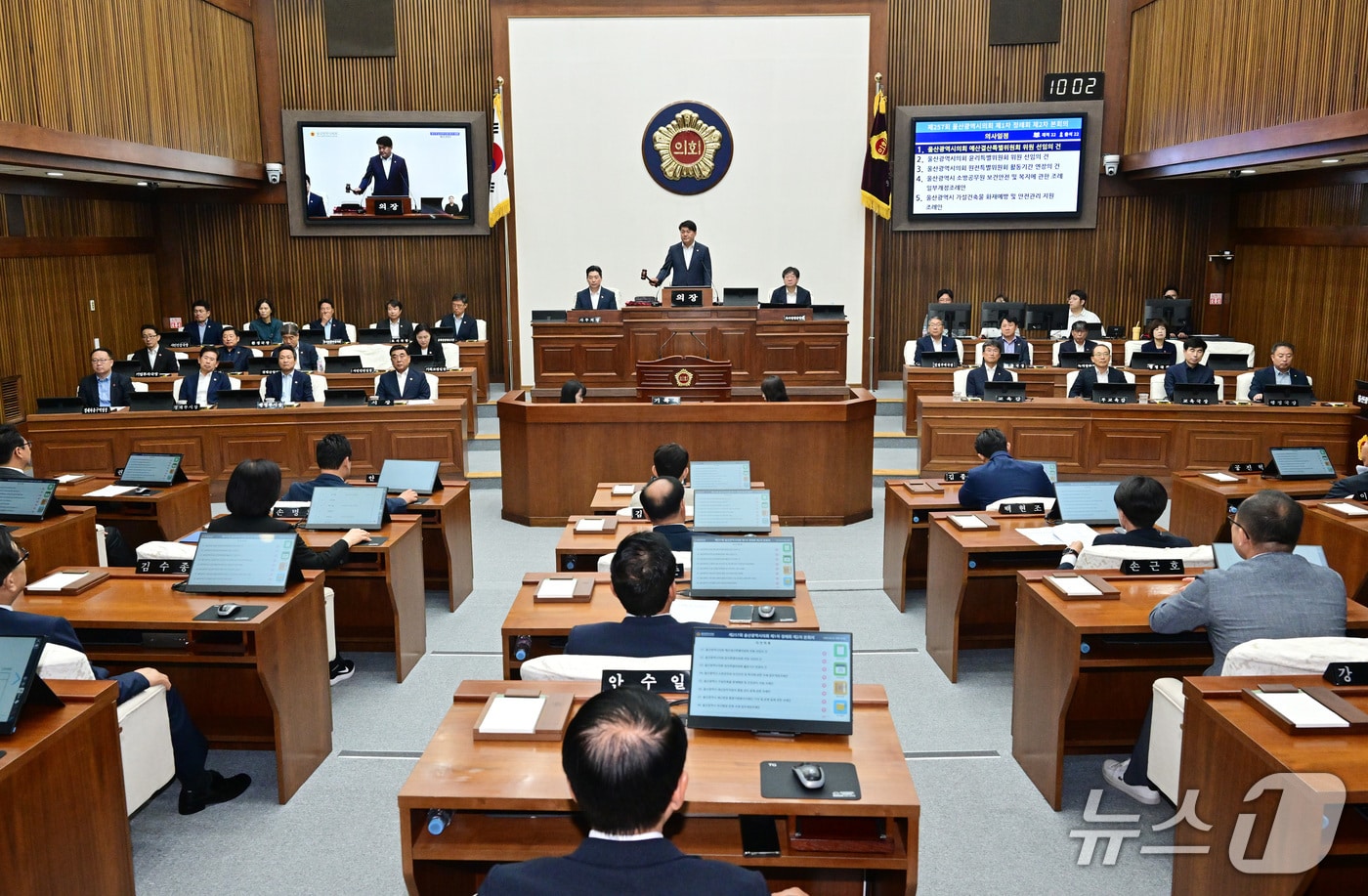 울산시의회는 24일 본회의장에서 제257회 제1차 정례회 제2차 본회의를 열고 시와 교육청의 추가경정예산안 등 총 43건의 안건을 심의·의결했다.(울산시의회 제공. 재판매 및 DB 금지)/뉴스1