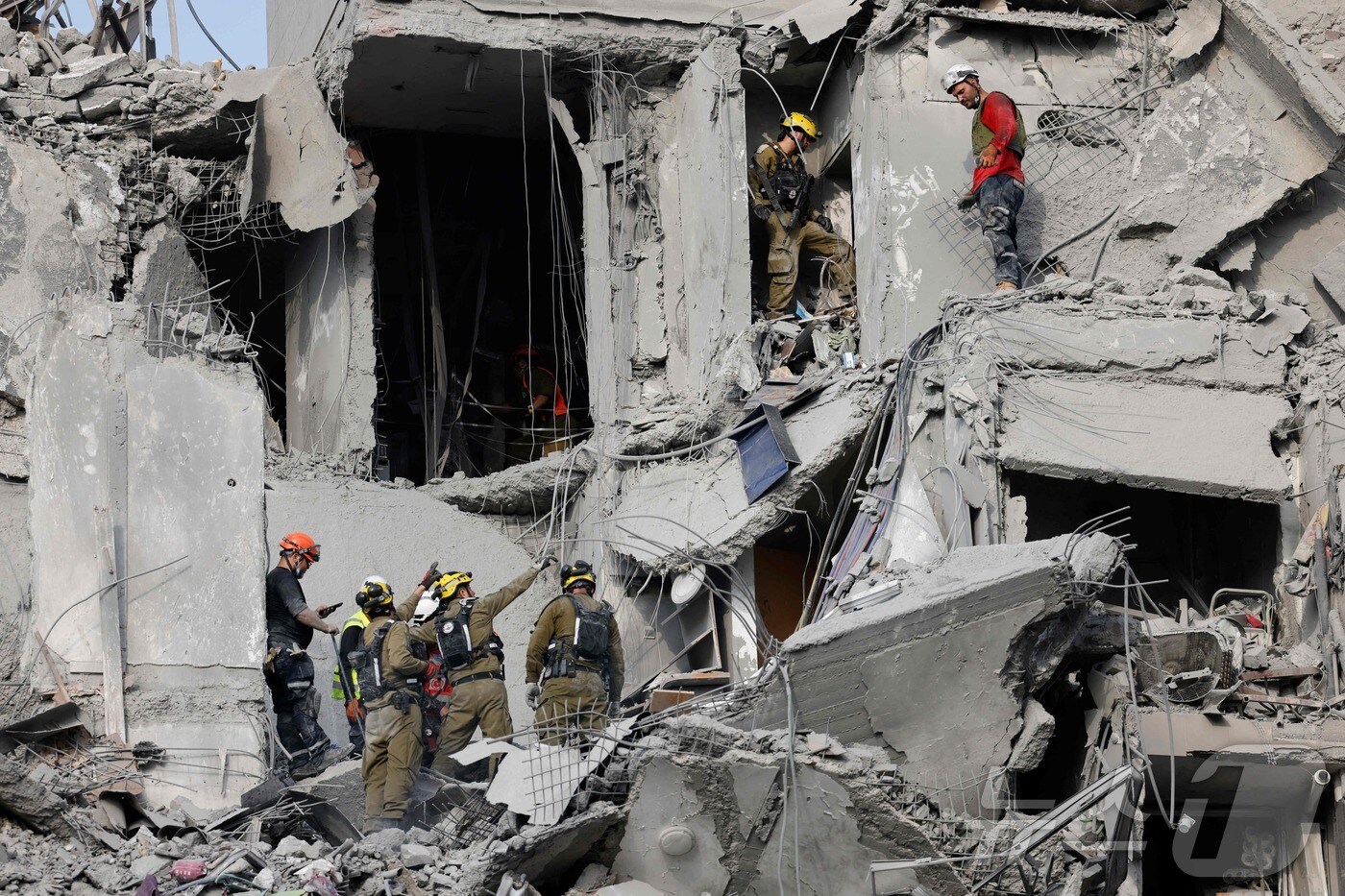 24일(현지시간) 이스라엘 남부 베르셰바에서 이란의 미사일 공격으로 파괴된 건물을 긴급 구조대원들이 점검하고 있다. 2025.06.24 ⓒ AFP=뉴스1 ⓒ News1 송송이 기자