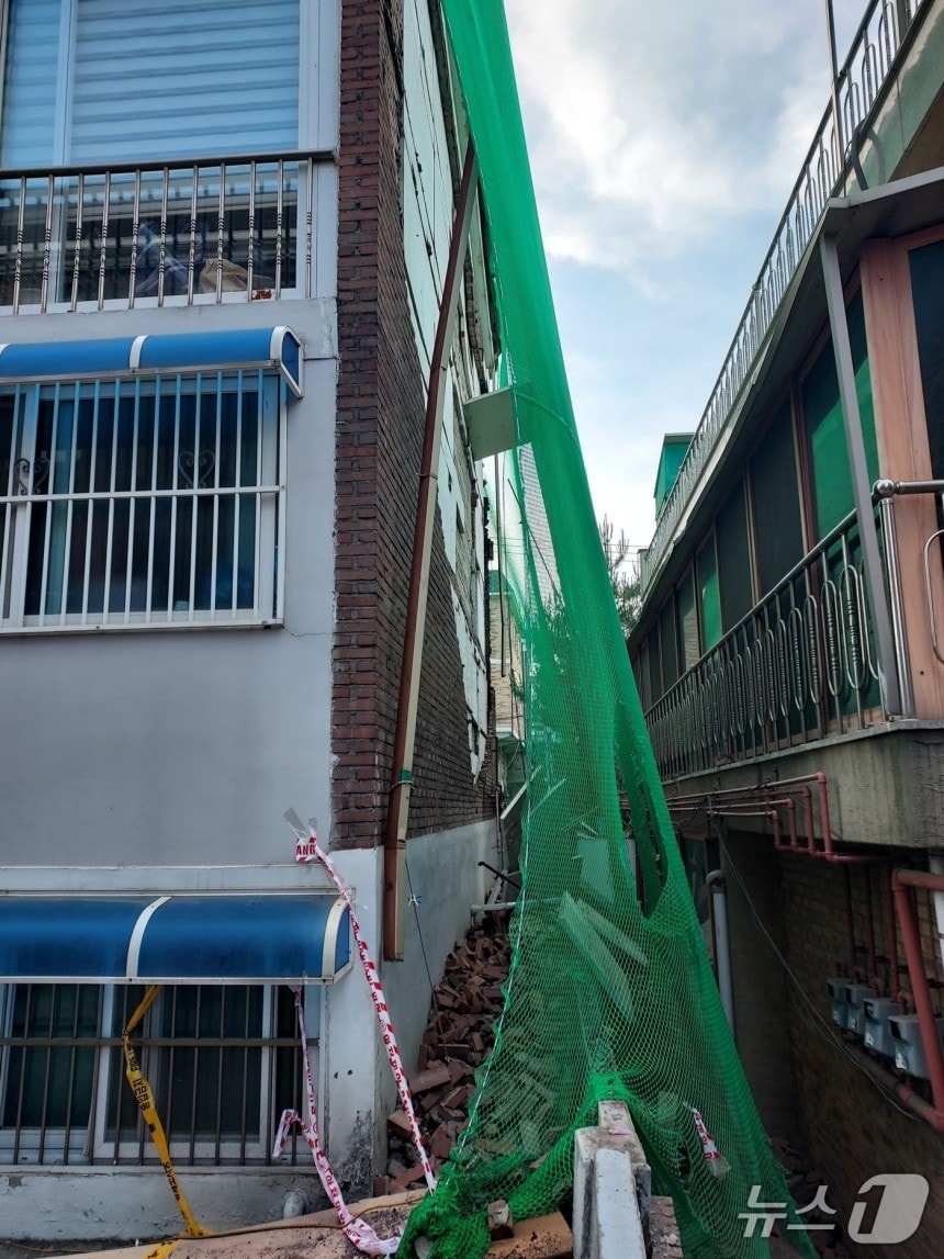 A 다세대주택 외벽이 무너져내린 모습. (경기도소방재난본부 제공. 재판매 및 DB 금지) 2025.5.26/뉴스1