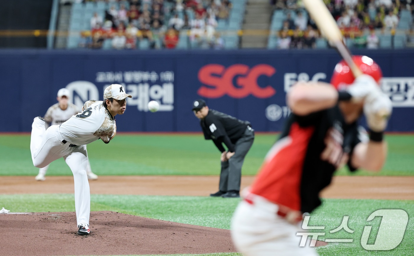 24일 오후 서울 구로구 고척스카이돔에서 열린 프로야구 &#39;2025 신한 SOL뱅크 KBO 리그&#39; KIA와 키움의 경기, 키움 선발투수 김윤하가 역투하고 있다. 2025.6.24/뉴스1 ⓒ News1 이승배 기자