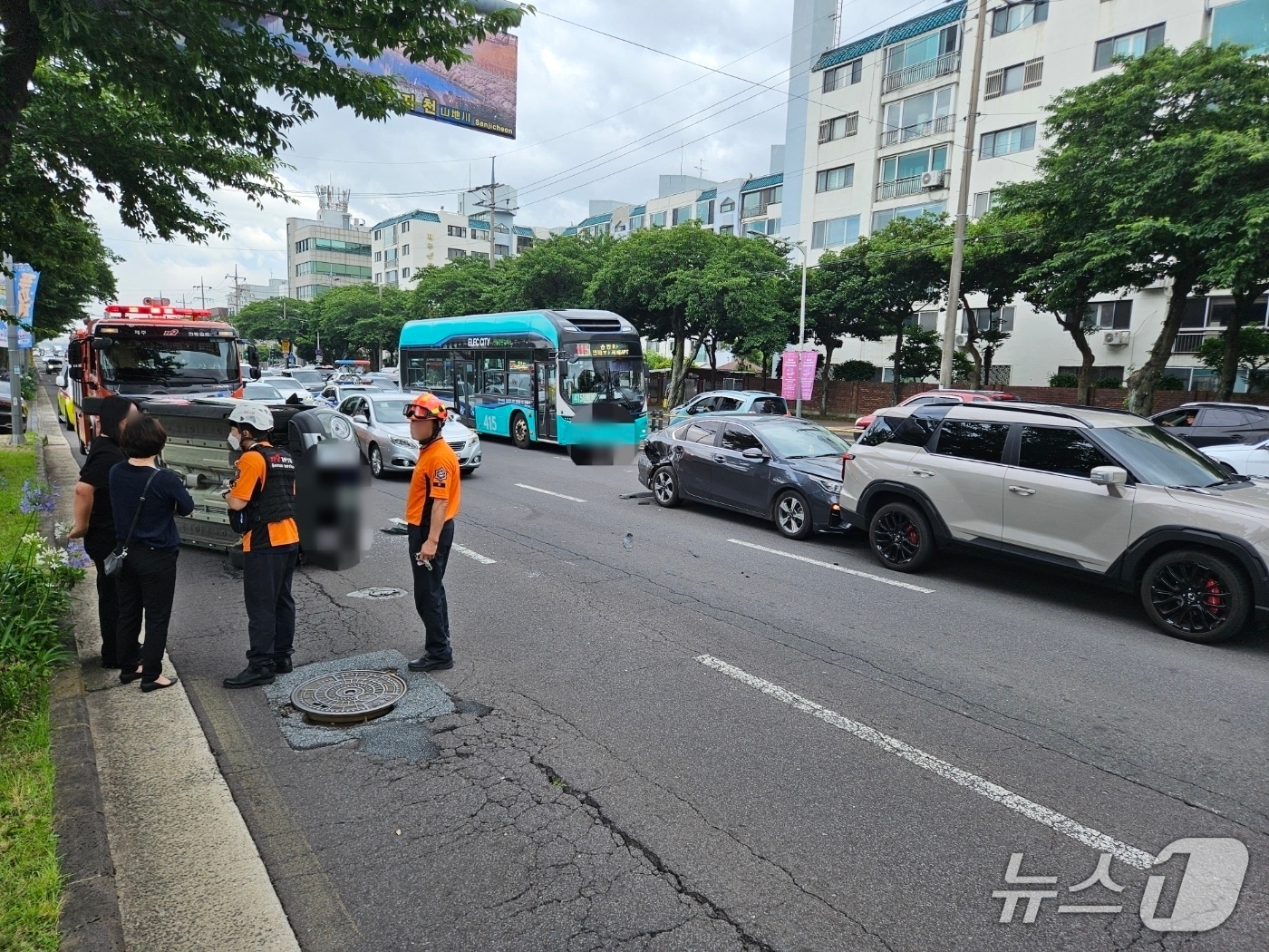 지난 24일 오후 제주시 연동 마리나사거리에서 차량 3대가 추돌해 1명이 병원으로 이송됐다.(제주도소방안전본부 제공. 재판매 및 DB 금지)