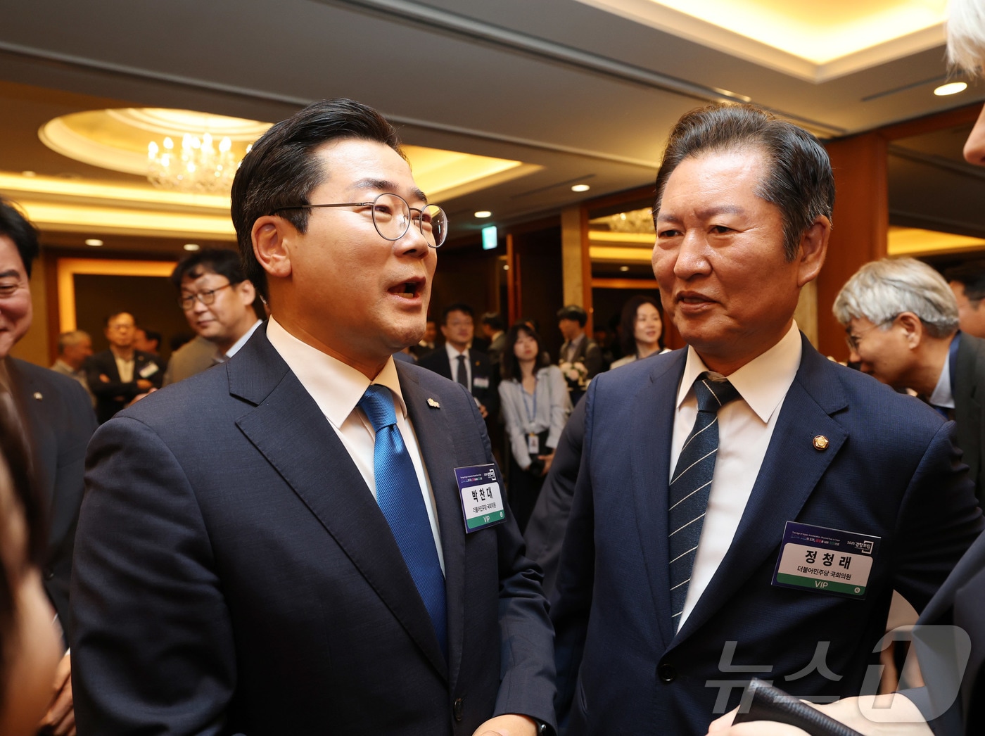 더불어민주당 당 대표에 출마한 박찬대 의원(왼쪽)과 정청래 의원이 25일 서울 중구 롯데호텔에서 열린 2025 경향포럼에 참석해 인사하고 있다. 2025.6.25/뉴스1 ⓒ News1 국회사진기자단