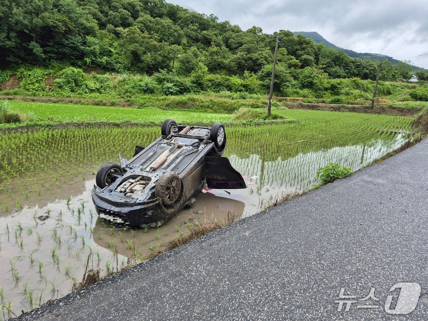  공주 계룡면 봉명리 차량 전복 사고 현장. / 뉴스1