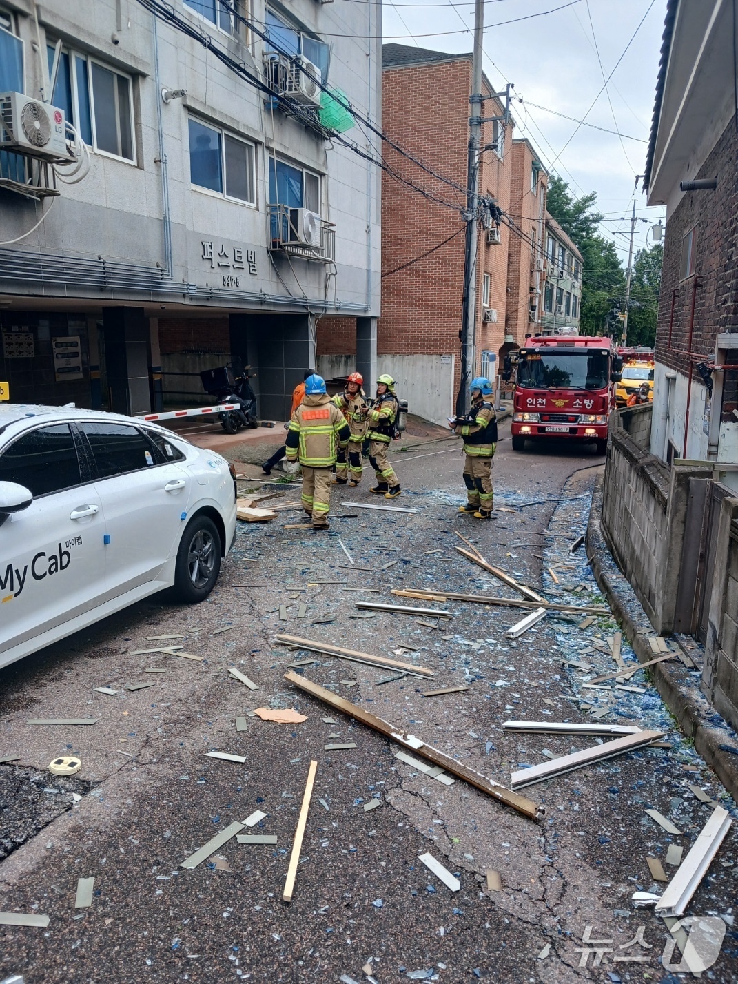 25일 오전 9시 59분쯤 인천시 미추홀구 한 빌라 3층에서 폭발 추정 사고가 발생했다.(인천소방본부 제공. 재배포 및 DB금지)2025.6.25/뉴스1