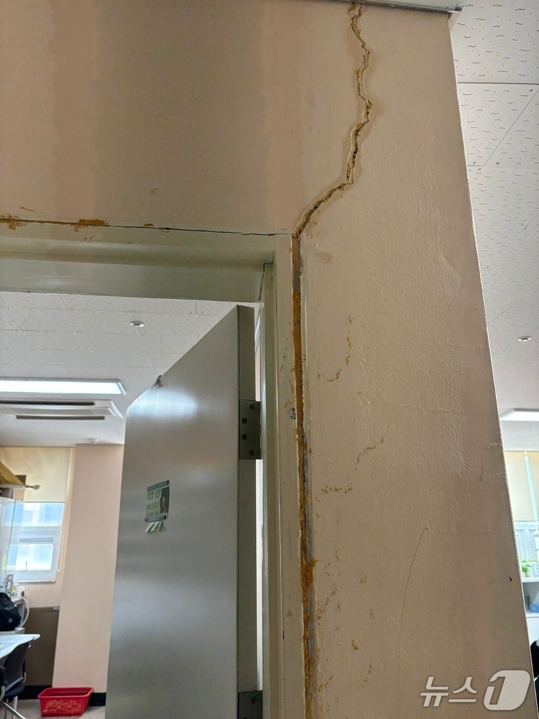 대전 가원학교 건물 내부에 생긴 군열(독자 제공) /뉴스1