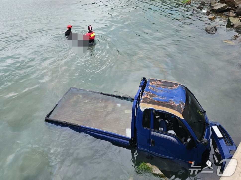 25일 오전 6시 11분쯤 전남 완도 가학리 인근 선착장에서 1.5톤 트럭이 추락해 완도해경이 수색하고 있다.(완도해경 제공. 재판매 및 DB 금지)