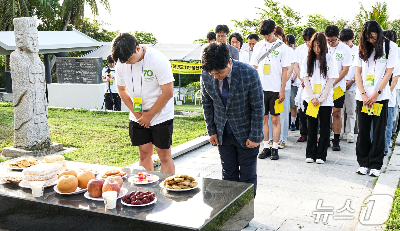박순진 대구대 총장과 학생·교직원들이 사이판 태평양한국인추념평화탑을 찾아 묵념하고 있다. (대구대 제공. 재판매 및 DB금지) 