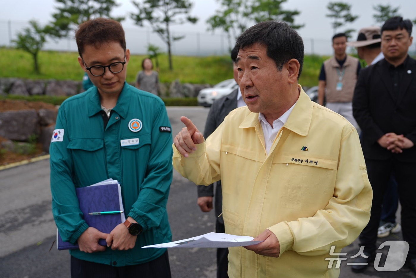 이재영 충북 증평군수가 25일 오전 발생한 지진 현장을 찾아 상황을 점검하고 있다.(증평군 제공, 재판매 및 DB금지)/뉴스1