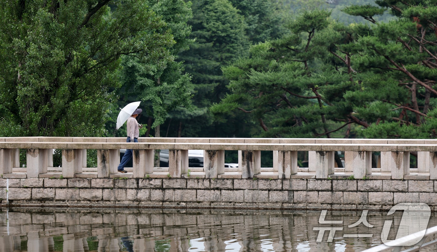 비가 내린 25일 오전 경기 과천시 국립현대미술관 과천에서 한 시민이 우산을 쓰고 걸어가고 있다. 2025.6.25/뉴스1 ⓒ News1 김영운 기자