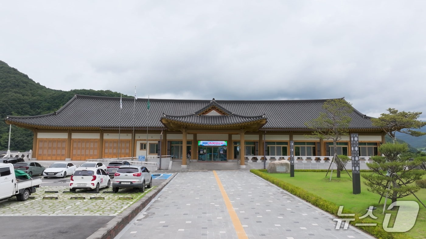 '연풍헌'으로 명명된 충북 괴산 연풍면사무소 전경.(괴산군 제공)/뉴스1