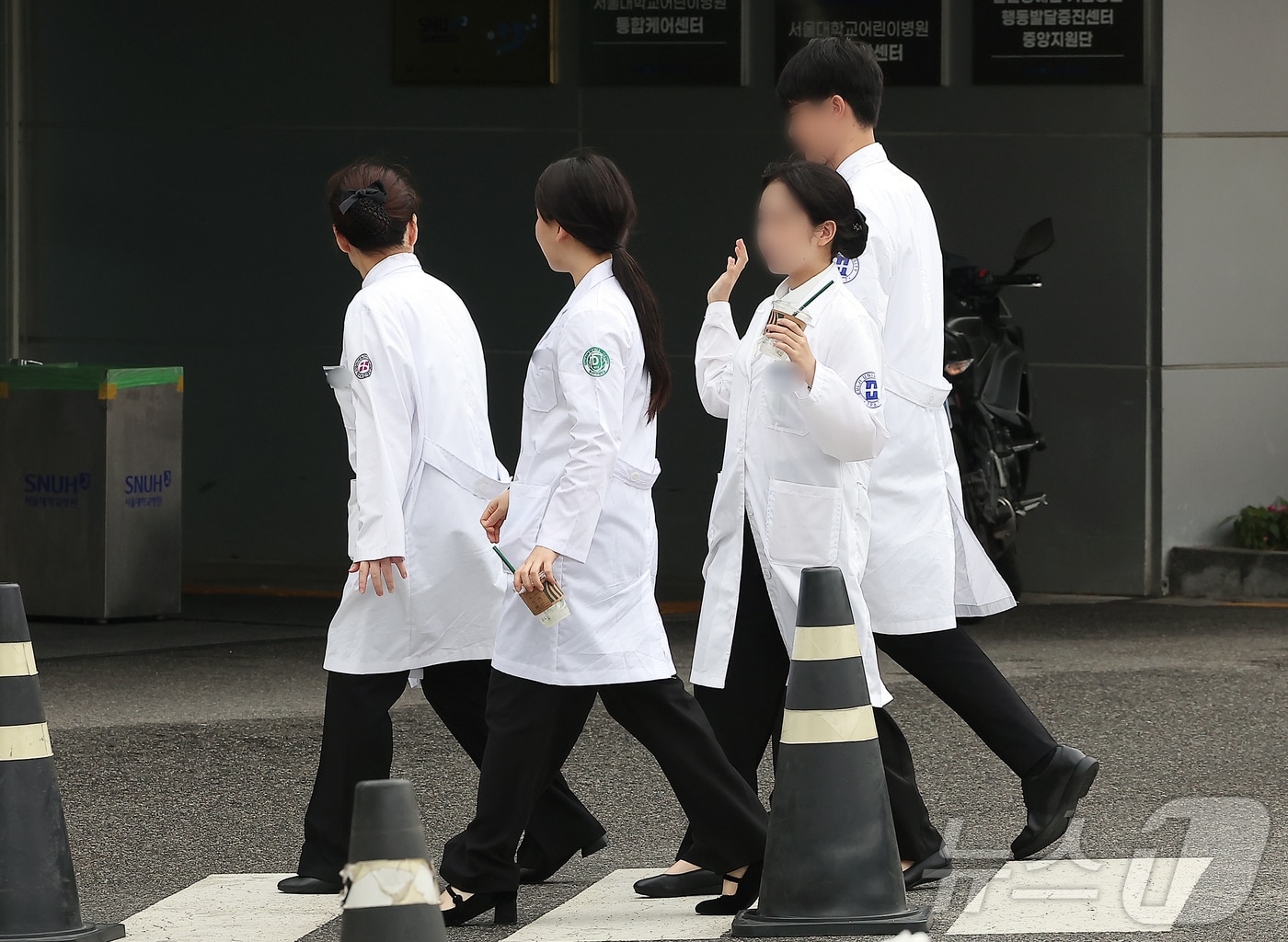 걸어가는 의료진들.&lt;자료사진&gt; &#40;사진은 기사와 관련 없음&#41;ⓒ News1 DB