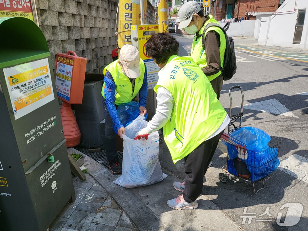 동 환경 정비 업무를 맡은 강감찬 관악형 민생안정일자리 참여자들.(관악구청 제공)