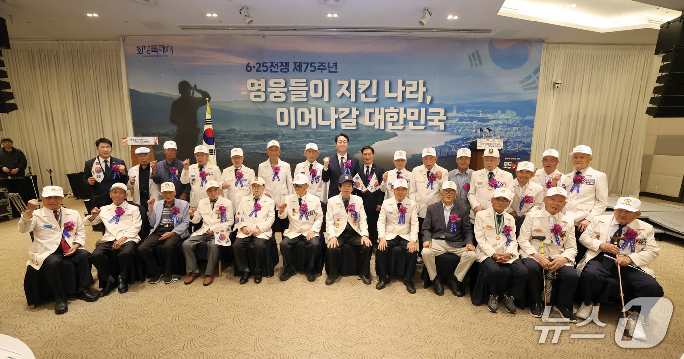 정명근 화성시장이 6.25전쟁 참전유공자와 기념촬영을 하고 있다.(화성시 제공)
