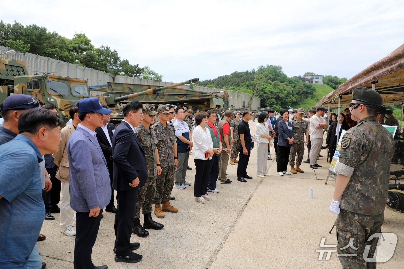  육군 제11기동사단 결전여단이 24일 지역 주민들을 부대로 초청, 교류행사를 진행하고 있다.(11사단 제공. 재판매 및 DB 금지)/뉴스1