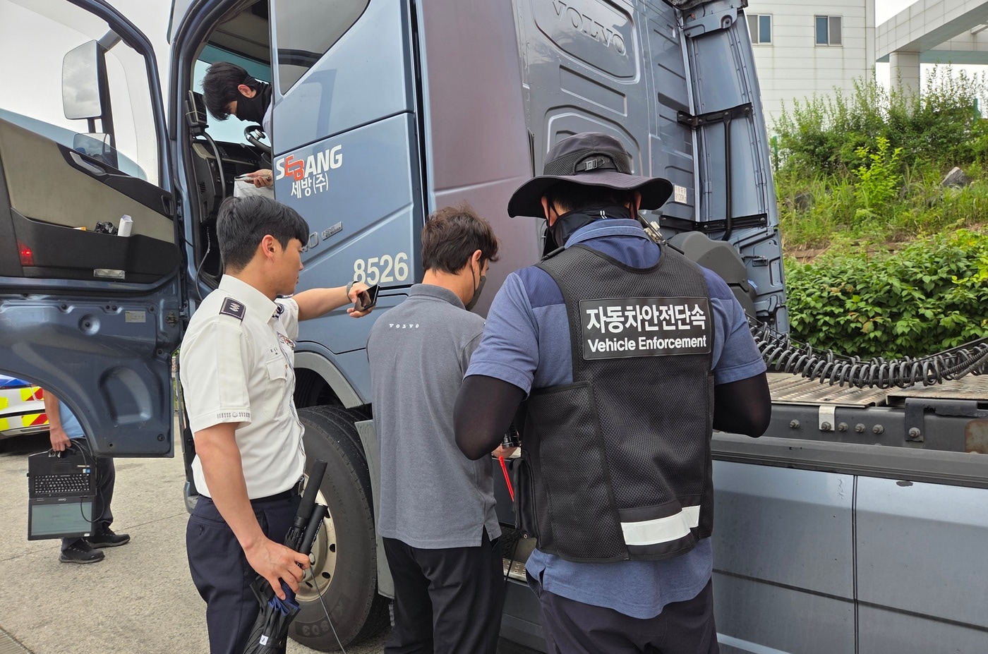 한국교통안전공단 화물차 불법개조 단속모습.(한국교통안전공단 제공)