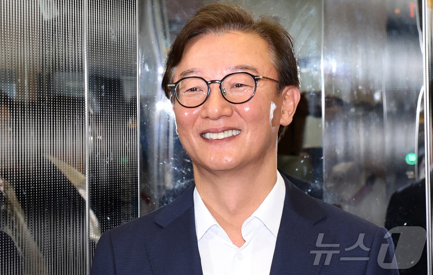 전재수 해양수산부 장관 후보자가 25일 오후 서울 마포구 포스트타워마포에 있는 사무실로 출근하고 있다.