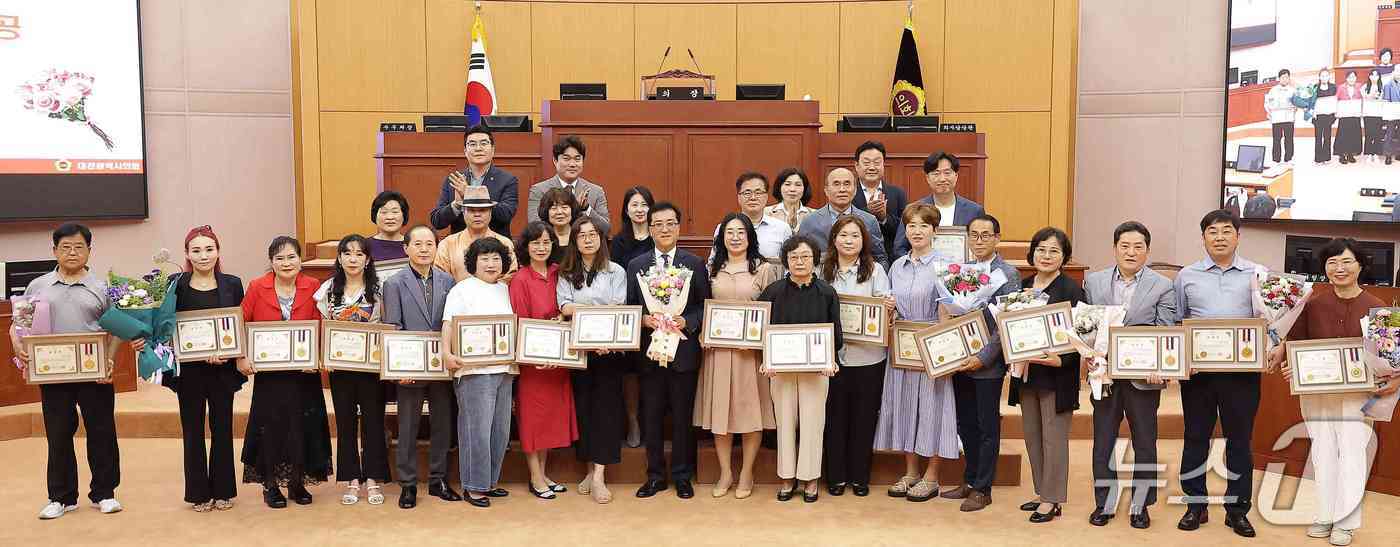 조원휘 대전시의회 의장이 수상자들과 기념촬영 하고 있다.(대전시의회 제공. 재판매 및 DB 금지)/뉴스1