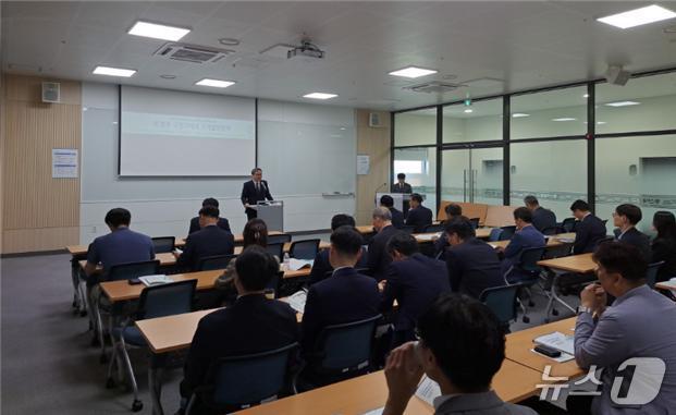 정기연 국가 철도공단 호남본부장(가운데)이 ‘2025년 춘계학술대회’에서 축사하고 있다.(국가 철도공단 제공.재판매 및 DB금지)/뉴스1