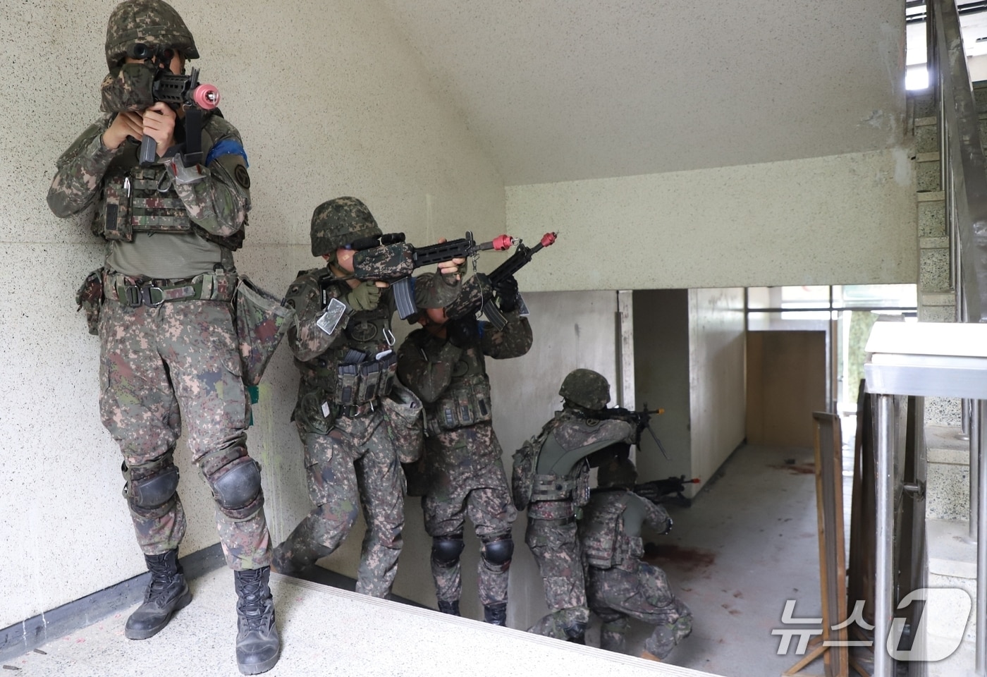 육군 37보병사단 장병들이 도시지역 작전훈련장에서 쌍방 자유 기동 근접 전투 훈련을 하고 있다.(37보병사단 제공, 재판매 및 DB금지)/뉴스1