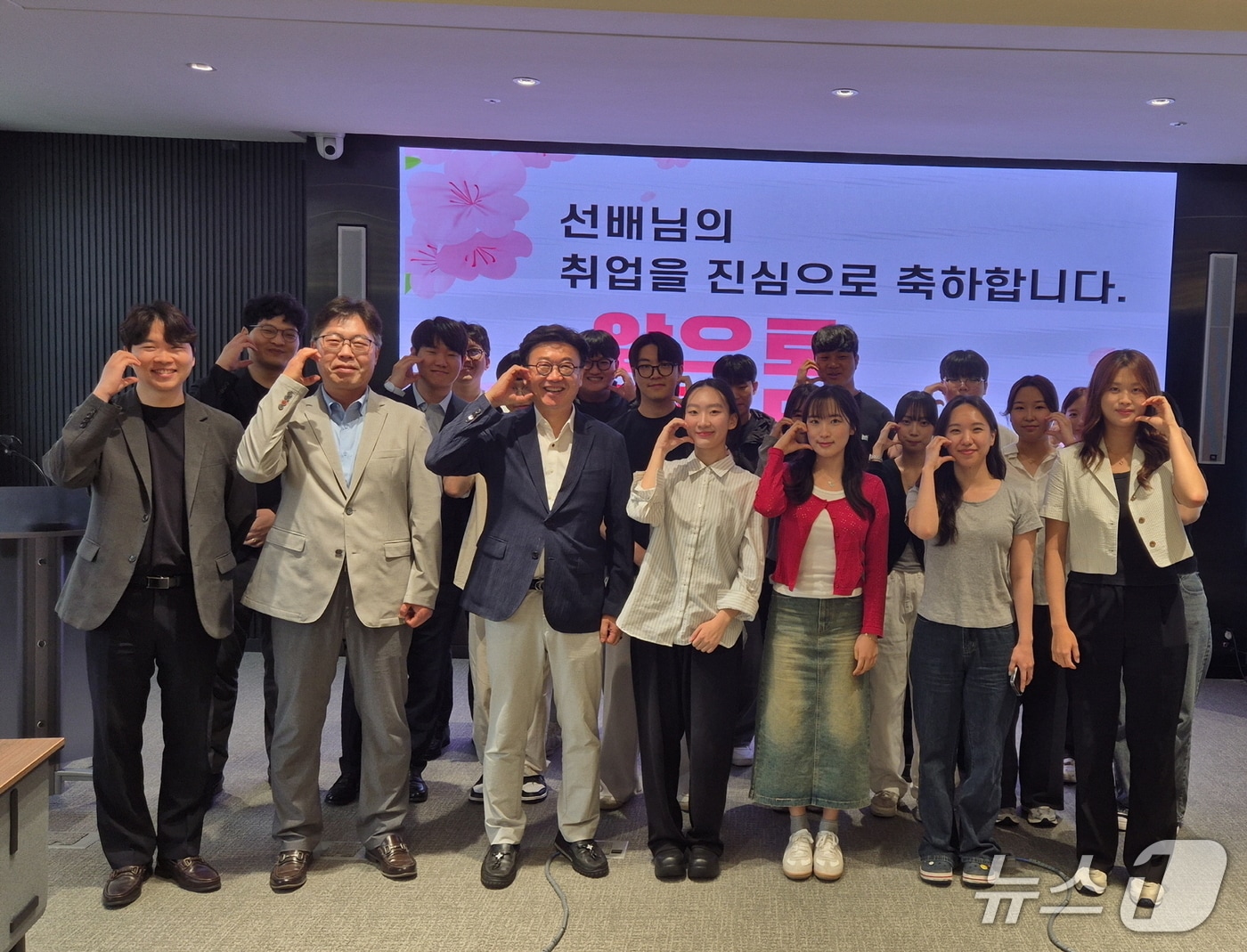 건양대 인공지능학과 첫 졸업생 8명이 전원 취업 및 대학원 진학이라는 의미 있는 성과를 거두었다. (건양대 제공.재판매 및 DB 금지)/뉴스1