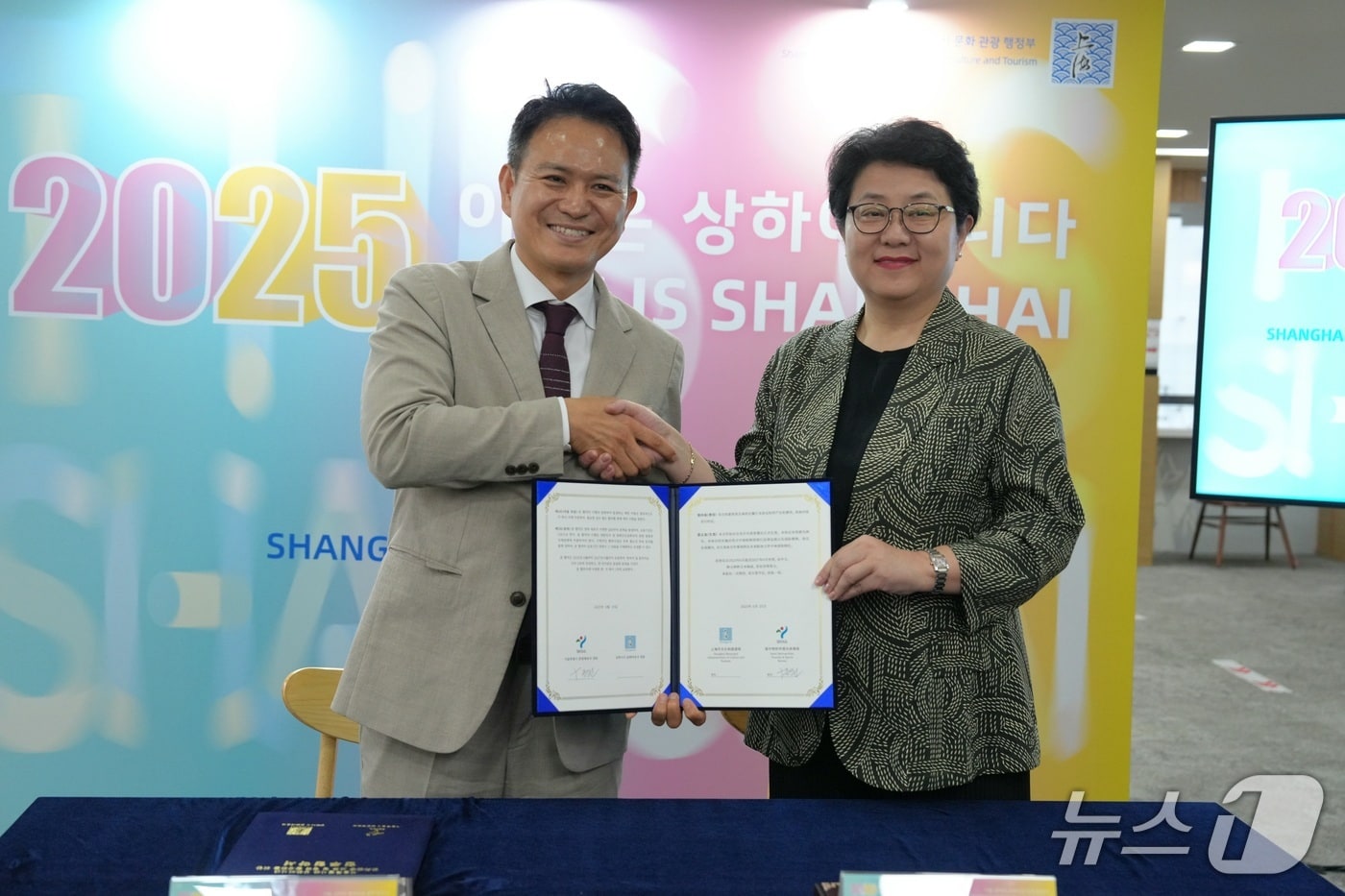 왼쪽부터 구종원 서울시 관광체육국장, 오른쪽 청매홍(程梅红) 상하이시 문화여유국 부국장.(서울시 제공)