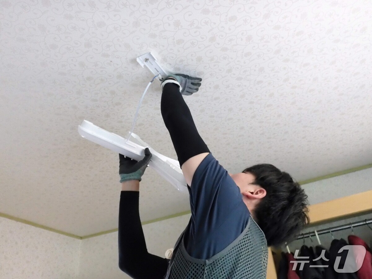 LED 전등 교체하는 한기대 학생. (한기대 제공. 재판매 및 DB금지)