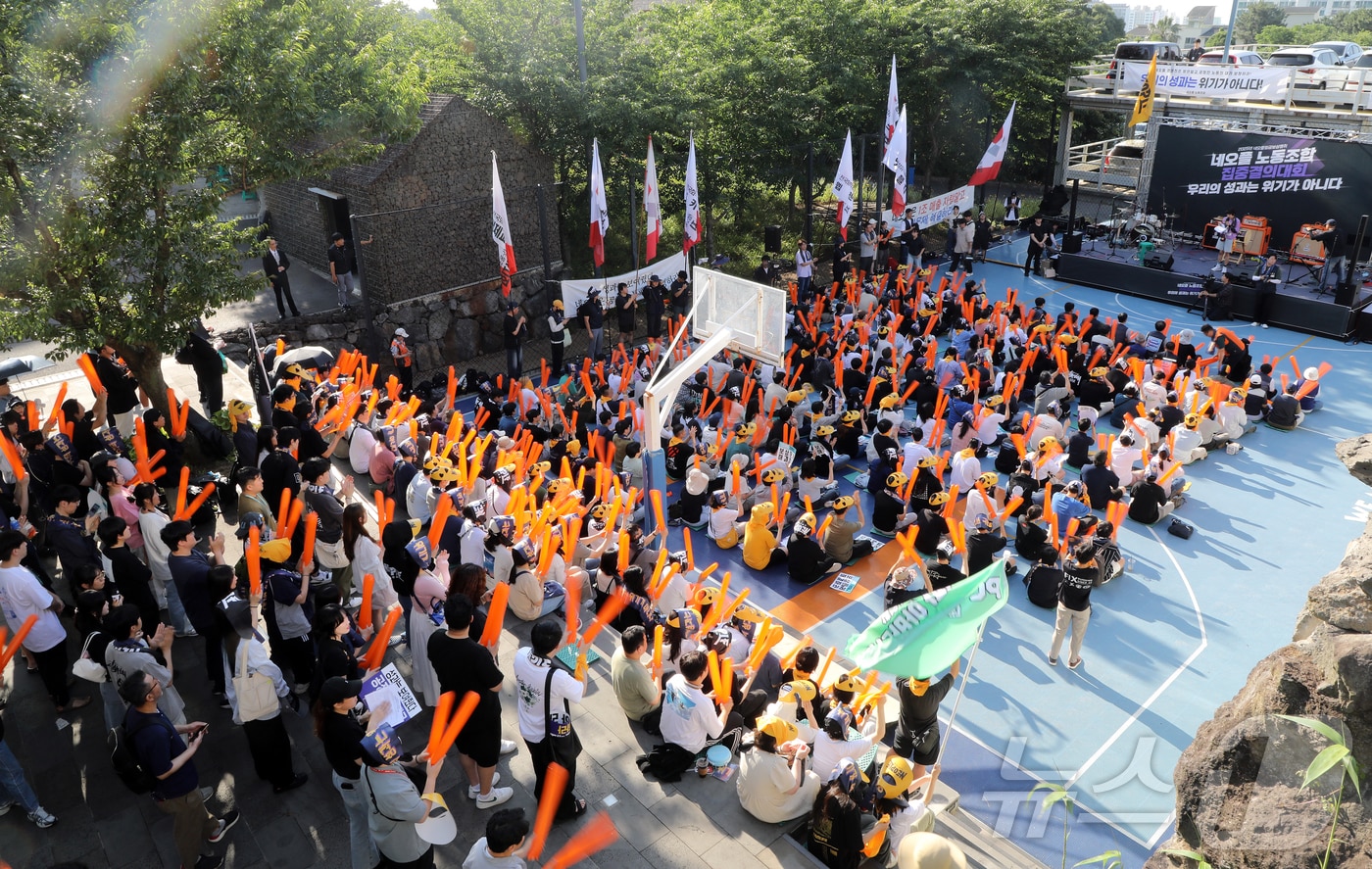 민주노총 화학섬유식품노조 넥슨지회 네오플분회 소속 네오플 본사 직원들이 25일 오후 제주시 노형동 네오플 본사 농구장에서 전면 파업에 따른 집중 결의대회를 하고 있다. ⓒ News1 오미란 기자