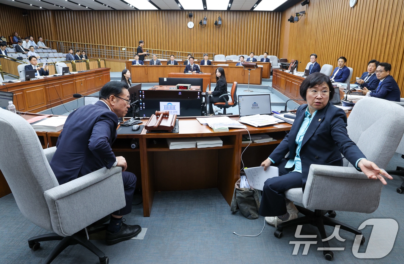 김민석 국무총리 후보자 인사청문특별위원회 이종배 위원장(왼쪽)과 더불어민주당 김현 간사가 25일 오후 서울 여의도 국회 인사청문회장에서 대화하고 있다. 이날 청문회는 오후 5시 속개 예정이었으나 국민의힘 의원들은 후보자 자료 미제출을 이유로 회의장에 들어오지 않았다. 민주당은 이종배 위원장에게 오후 8시 반 속개를 요청했다. 2025.6.25/뉴스1 ⓒ News1 안은나 기자
