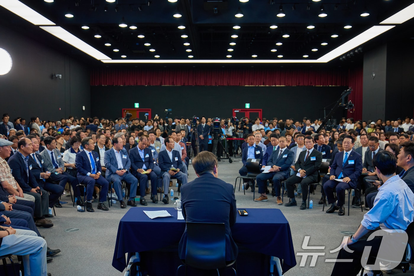 이재명 대통령이 25일 광주 국립 아시아문화전당에서 광주시민·전남도민 타운홀미팅을 하고 있다. &#40;대통령실 제공. 재판매 및 DB 금지&#41; 2025.6.25/뉴스1 