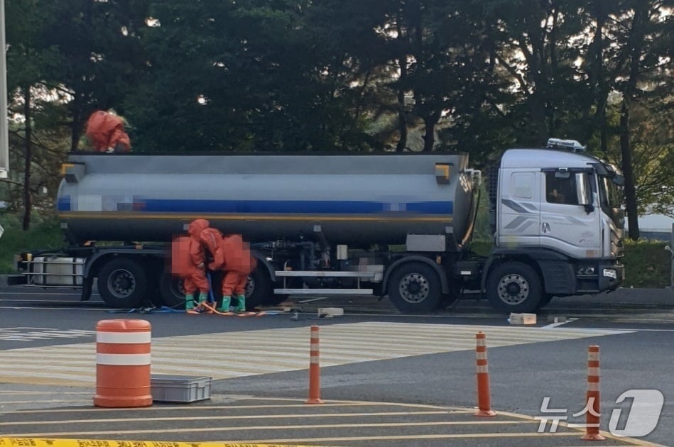 탱크로리 방제 작업(사진은 기사 내용과 무관함). 뉴스1 DB