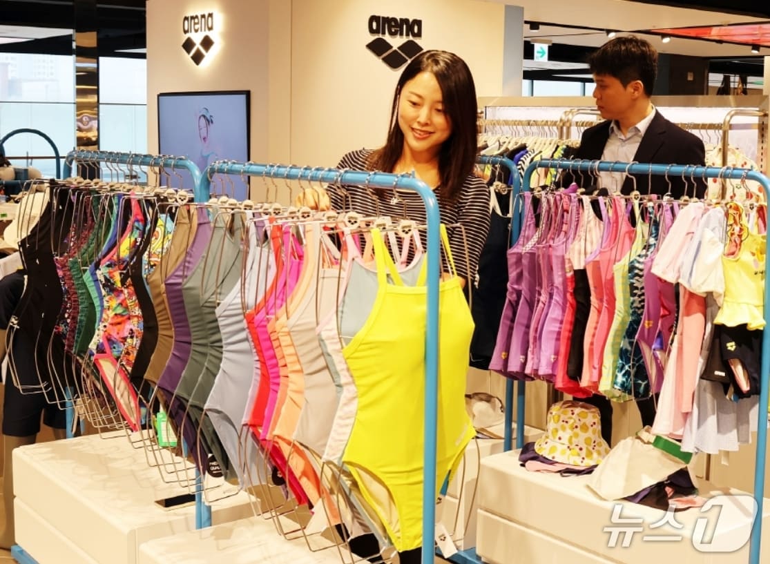 대구지역 롯데백화점이 오는 27일부터 7월13일까지 여름 정기세일을 진행한다. 사진은 롯데백화점 대구점 7층 수영복 매장에 고객이 수영복을 살펴보고 있는 모습.(롯데백화점 제공. 재판매 및 DB 금지)