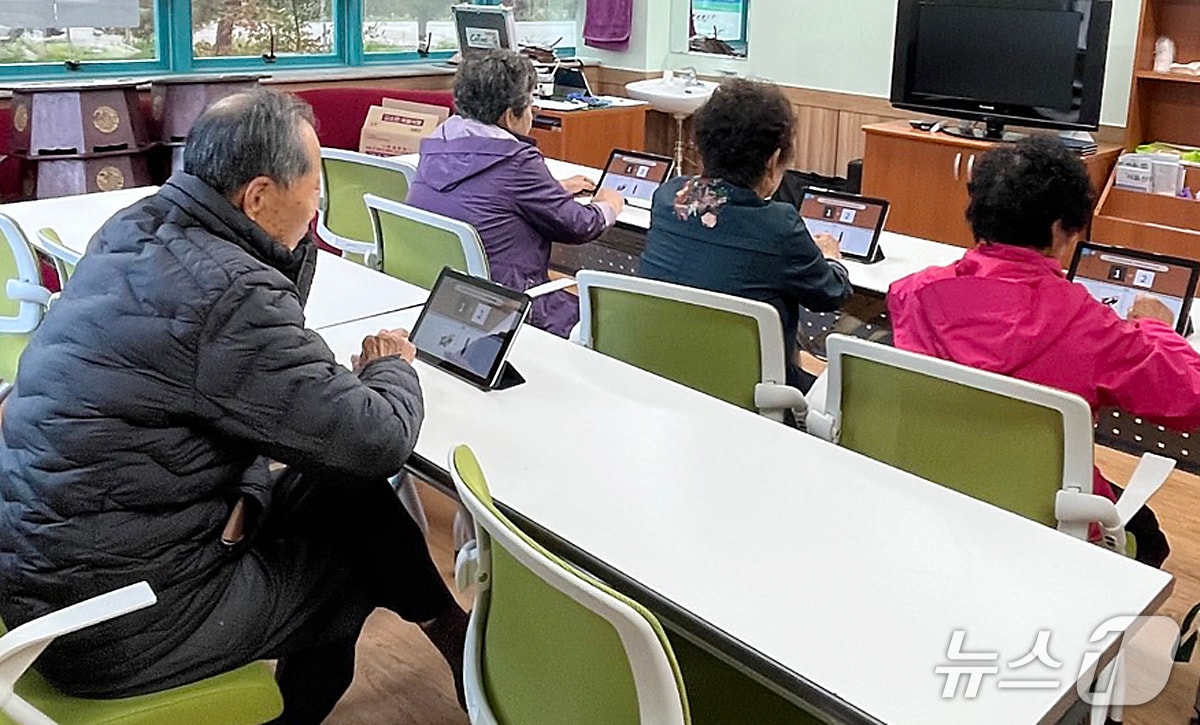 대구 군위군보건소 치매안심센터가 경도인지장애 진단자를 위해 '인지강화교실'을 운영한다. (군위군 제공. 재판매 및 DB금지)