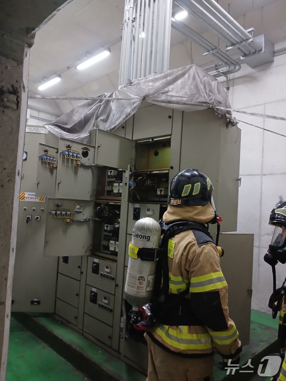 26일 오전 4시 13분쯤 인천지하철 1호선 테크노파크역~지식정보단지역 사이 지하 1층 환기실에서 화재가 발생했다.(인천소방본부 제공)2025.6.26/뉴스1