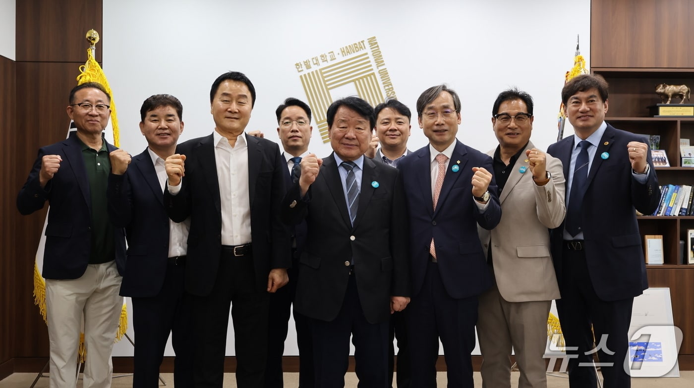 23일 국립한밭대학교 개교 100주년 기념사업추진위원회 출범식 직후 최고경영자과정 동문들이 대학본부를 방문해 대학발전기금 기부를 약정하고 기념촬영을 하고 있다.(한밭대 제공.재판매 및 DB금지)/뉴스1 