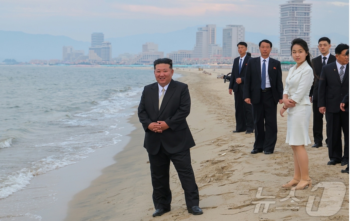 북한 노동당 기관지 노동신문은 지난 6월 26일 "세계를 앞서나가려는 우리 인민의 애국적 열정을 배가해주는 긍지스럽고 고무적인 창조물인 원산갈마해안관광지구 준공식이 6월 24일에 성대히 진행됐다고 보도했다. 이날 행사에는 리설주 여사와 딸 주애가 동행했다. [국내에서만 사용가능. 재배포 금지. DB 금지. For Use Only in the Republic of Korea. Redistribution Prohibited] rodongphoto@news1.kr