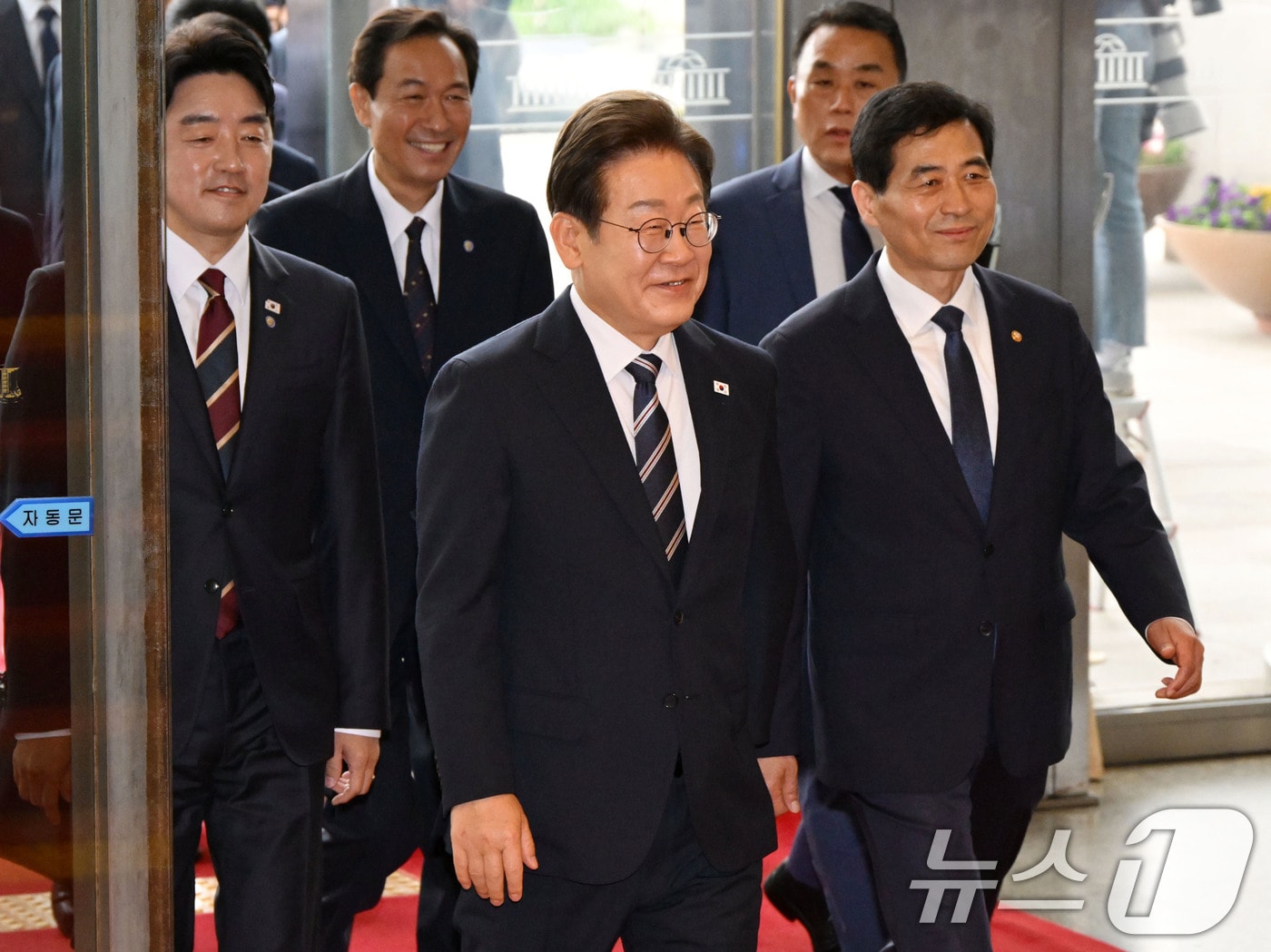 이재명 대통령이 26일 취임 이후 첫 추가경정예산안 시정연설을 위해 서울 여의도 국회에 도착하고 있다. 2025.6.26/뉴스1 ⓒ News1 국회사진기자단