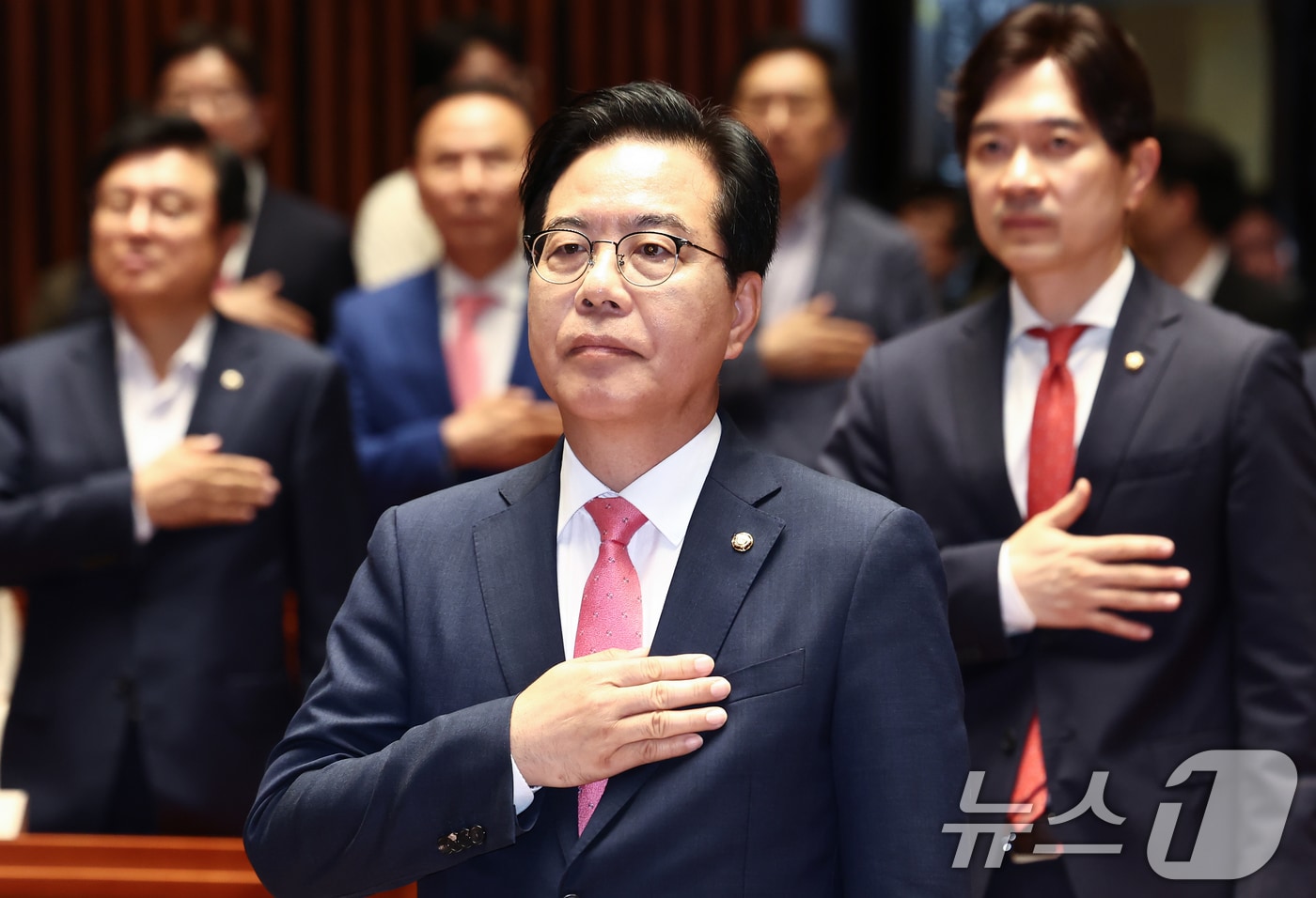 송언석 국민의힘 원내대표가 26일 오전 서울 여의도 국회에서 열린 의원총회에서 국민의례를 하고 있다. 2025.6.26/뉴스1 ⓒ News1 김민지 기자