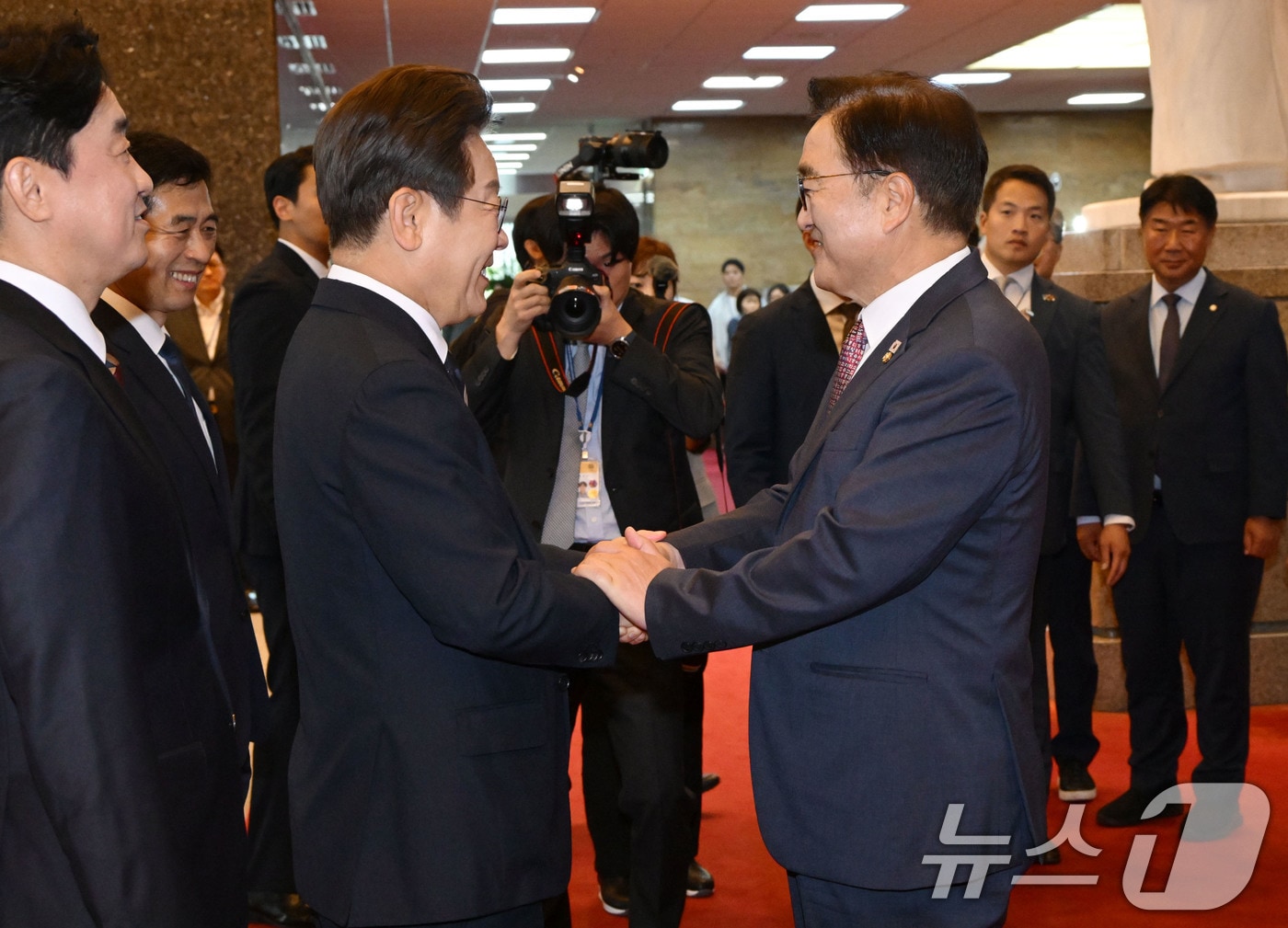 이재명 대통령이 26일 취임 이후 첫 추가경정예산안 시정연설을 위해 서울 여의도 국회에 도착, 우원식 국회의장과 인사나누고 있다. 2025.6.26/뉴스1 ⓒ News1 국회사진기자단