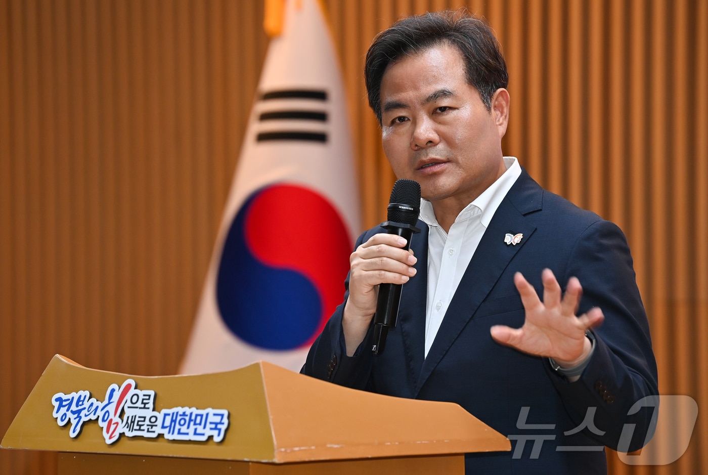 경북도는  도청 다목적홀에서 지방세 성실 납부와 지역사회 공헌에 기여한 모범납세자 14명과 지방세정 우수 시군 11곳에 표창패를 수여했다 ⓒ News1 김대벽기자