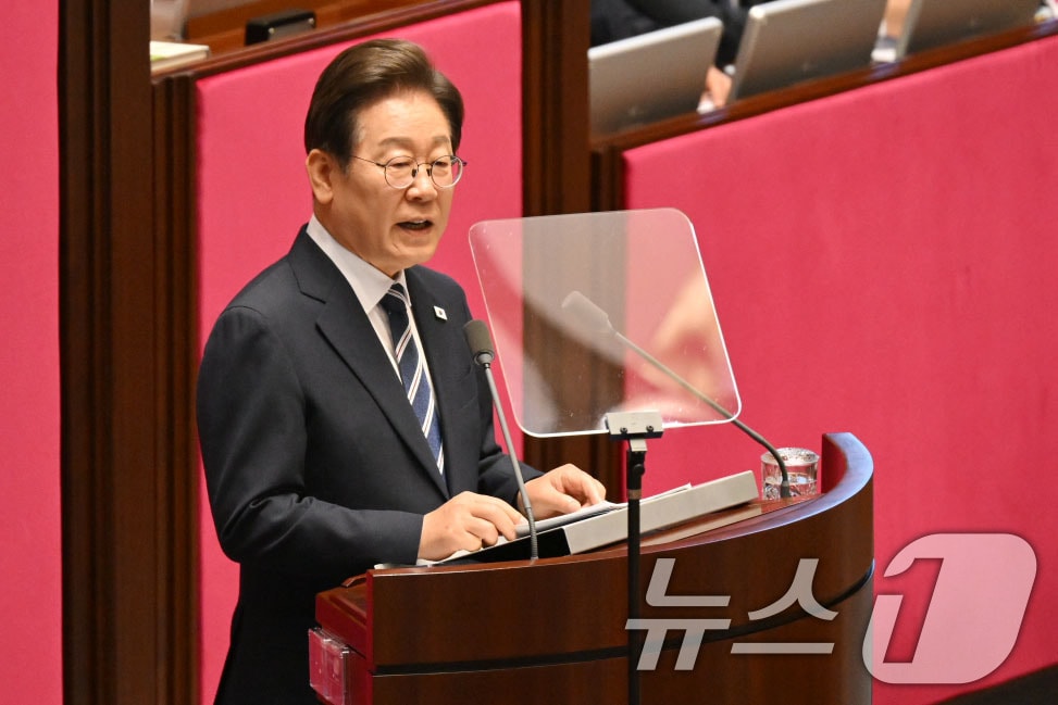 이재명 대통령이 26일 오전 서울 여의도 국회에서 열린 제426회국회(임시회) 제2차 본회의에서 2025년도 제2회 추가경정예산안에 대한 정부의 시정연설을 하고 있다. 2025.6.26/뉴스1 ⓒ News1 국회사진기자단
