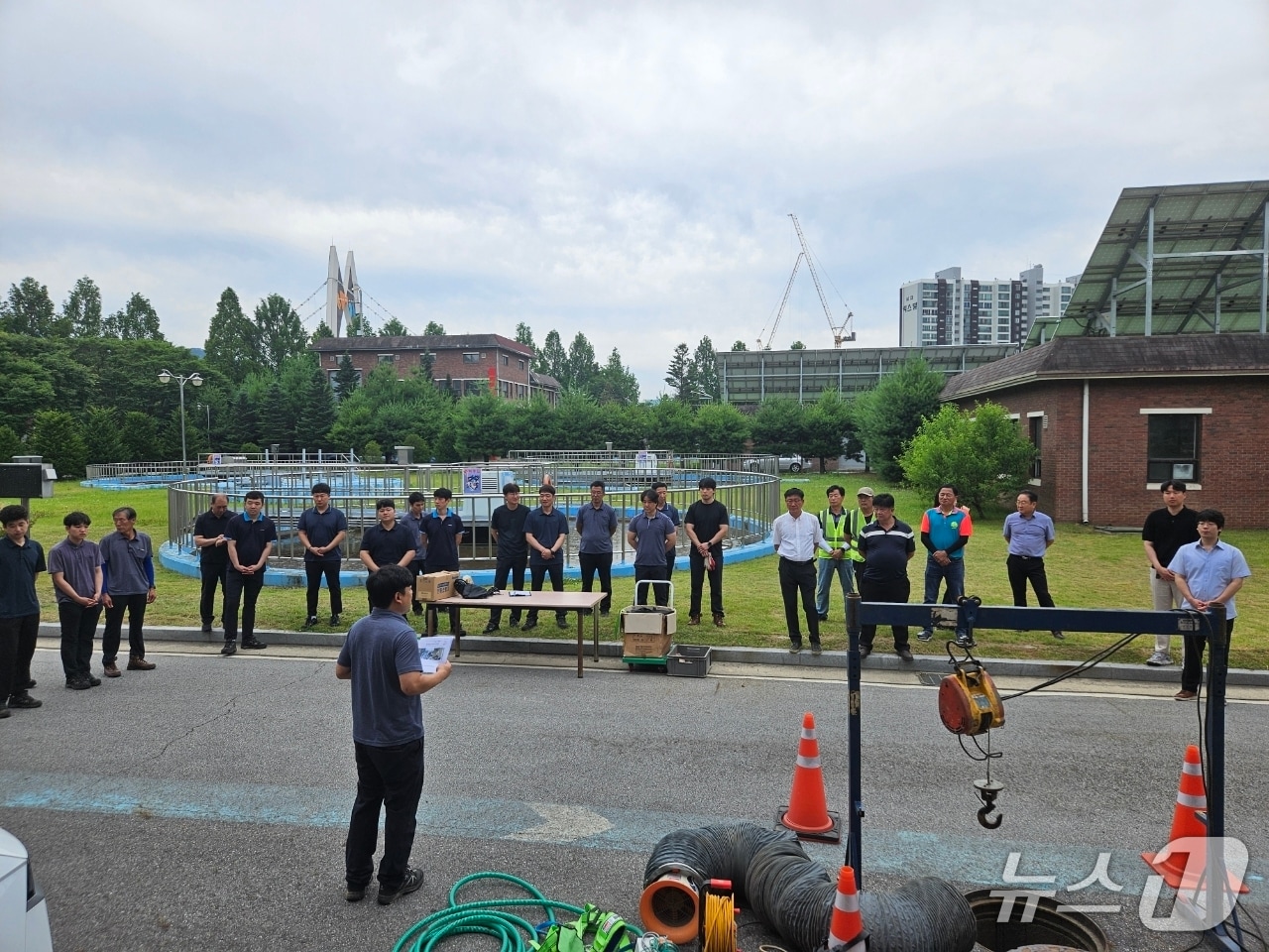 경기 가평군이 공공하수도 근로자를 대상으로 밀폐공간 안전사고 예방훈련을 실시하는 모습.(가평군 제공. 재판매 및 DB 금지)/뉴스1 