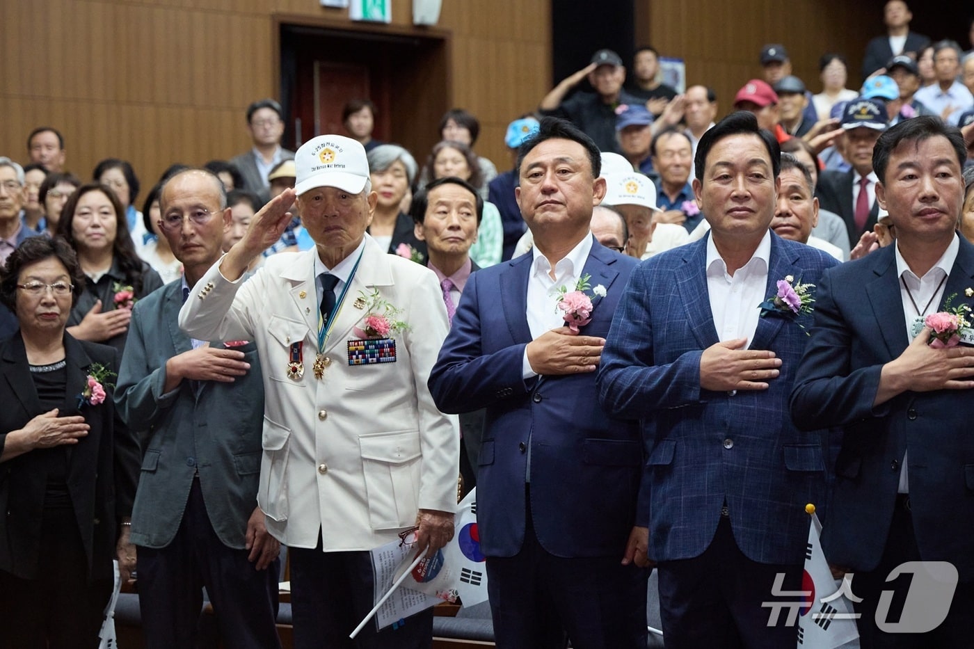 이충우 경기 여주시장(사진 오른쪽에서 세번째)과 국민의힘 김선교 국회의원(오른쪽 에서두번째)이 지난 25일 세종국악당에서 열린 6·25 전쟁 75주년 기념행사에 참석한 모습.(여주시 제공. 재판매 및 DB 금지)/뉴스1