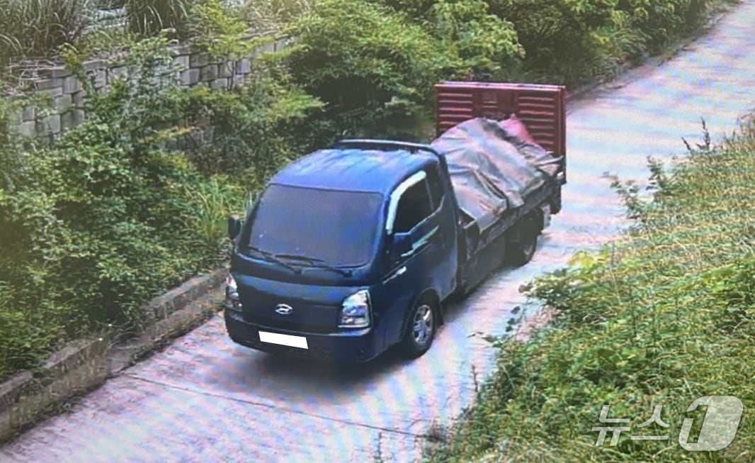  폐기물 불법투기 모습(서귀포시 제공. 재판매 및 DB금지)/뉴스1