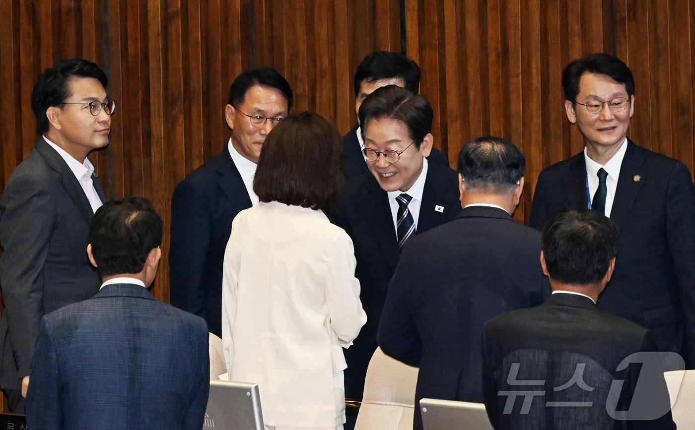 이재명 대통령이 지난 6월 26일 국회에서 추가경정예산안 시정연설을 마친 뒤 나경원 국민의힘 의원과 악수하고 있다. 2025.6.26/뉴스1 ⓒ News1 국회사진기자단