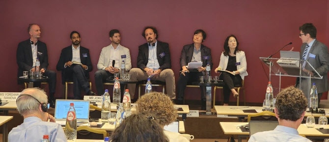 ‘한-유럽연합 생성형 인공지능과 저작권 세미나’ 참가자들이 인공지능 시대의 새로운 저작권 민관 협력 모델과 향후 한국과 유럽연합의 협력 방향을 주제로 종합토론을 하고 있다.&#40;제공=문체부&#41;