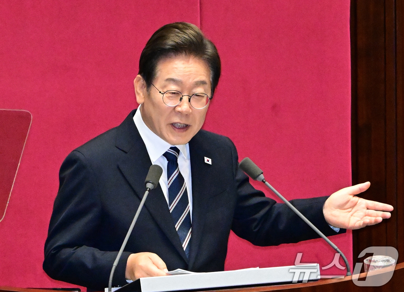 이재명 대통령이 26일 오전 서울 여의도 국회에서 열린 제426회국회(임시회) 제2차 본회의에서 2025년도 제2회 추가경정예산안에 대한 정부의 시정연설을 하고 있다. 2025.6.26/뉴스1 ⓒ News1 국회사진기자단