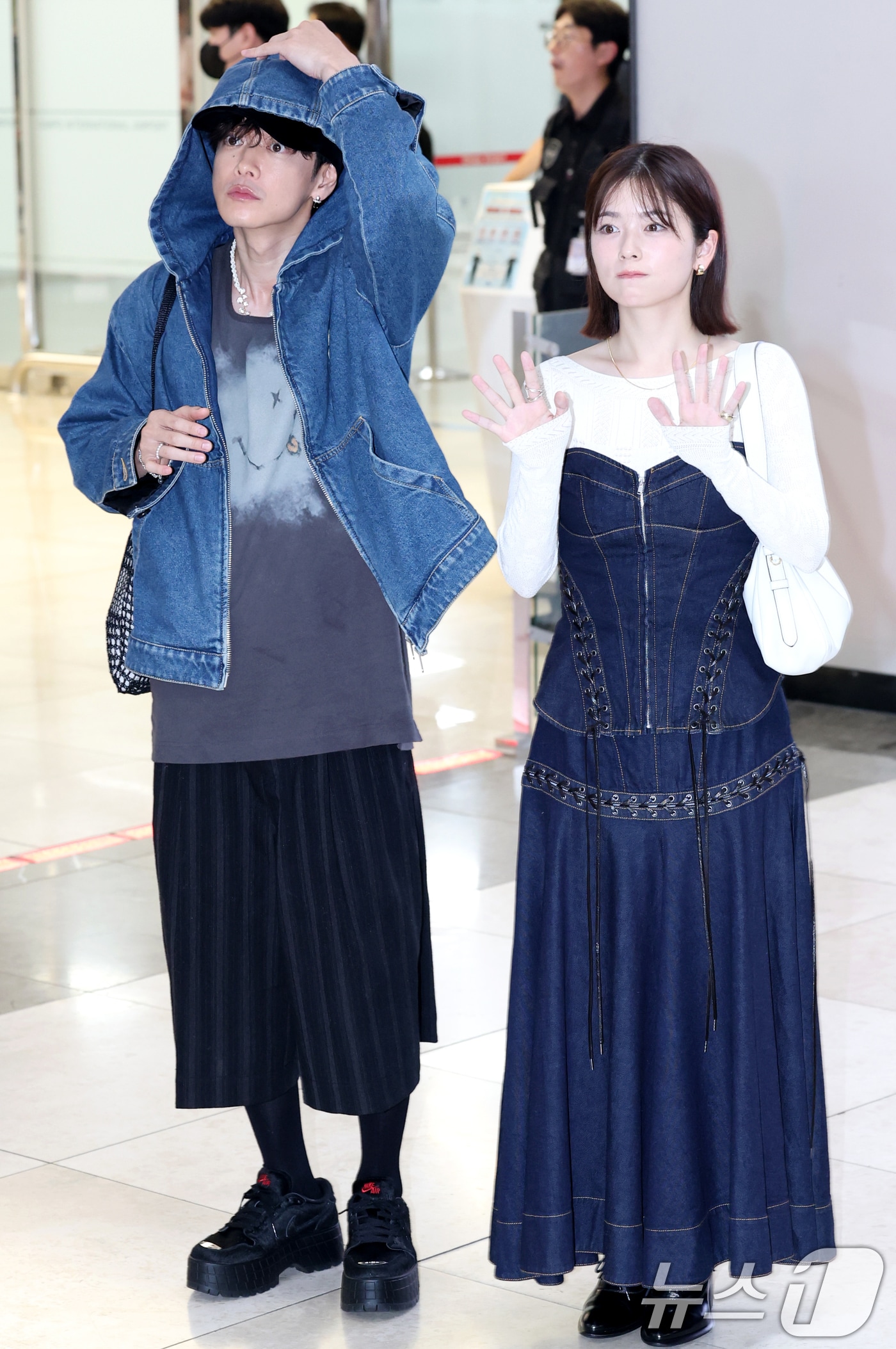 일본 배우 코시바 후우카(오른쪽)와 사토 타케루가 영화 ‘내 남편과 결혼해줘’ 홍보를 위해 26일 오전 김포공항을 통해 입국해 인사를 하고 있다. 2025.6.26/뉴스1 ⓒ News1 권현진 기자