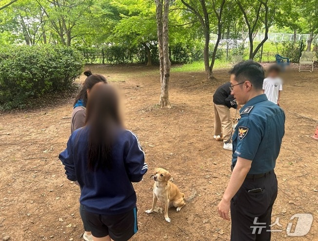 경기 고양경찰서의 아동학대 피해 아동에게 동물교감 심리 치유 프로그램.(고양경찰서 제공. 재판매 및 DB금지)/뉴스1