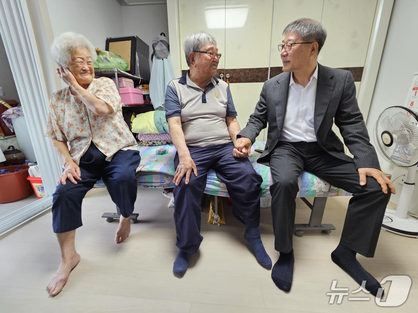 이창화 한국보훈복지의료공단 상임감사가 지난 25일 강원 원주지역 6·25 참전유공자 가정을 찾아 위문 일정을 소화했다. &#40;한국보훈복지의료공단 제공. 재판매 및 DB금지&#41; 2025.6.26/뉴스1